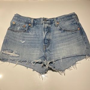 Levi’s 501 Distressed Jean Shorts (W29)